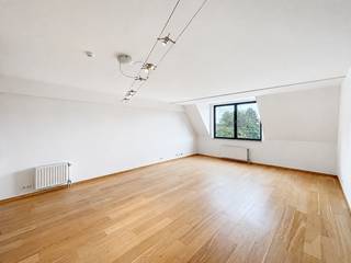 <p>TREVI BRABANT biedt u in het centrum van Waterloo, omringd door winkels en openbaar vervoer, een prachtig appartement van ±80 m² woonoppervlakte op de 2e verdieping in perfecte staat! Het is zeer licht en bestaat uit een ruime woonkamer van ±37 m² met een open, volledig ingerichte keuken (oven, kookplaten, afzuigkap, koelkast, ruimte voor vaatwasser en wasmachine), een hal die toegang geeft tot een badkamer met bad, douchewand, wastafel en toilet, en twee slaapkamers van ±10 m² en ±14 m². Raming van de gemeenschappelijke kosten: 150 €/maand. Vrij. EPC B. Afmetingen ter indicatie! INFO & BEZOEKEN: 02 354 01 10.</p>
<p></p>
<p></p>
<p>Op de tweede verdieping (appartement 2.5)</p>
<ul>
<li>Inkomhall</li>
<li>Woonkamer van ±37 m² met parketvloer</li>
<li>Open, volledig ingerichte keuken (oven, kookplaten, afzuigkap, koelkast/vriezer, aansluitingen voor vaatwasser en wasmachine)</li>
<li>Slaapgedeelte</li>
<li>Badkamer (bad, opbergkast met wastafel, toilet)</li>
<li>Slaapkamer van ±14 m² (4,4 x 3,1)</li>
<li>Slaapkamer van ±10 m² (4,4 x 2,4)</li>
</ul>