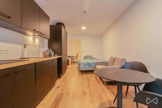 <p>ENKEL STUDENTEN!<br />Welkom in ons volledig vernieuwde gebouw met de nieuwste technieken en het hoogste comfort! Ben je op zoek naar een stijlvolle en gezellige studio? Dan is deze studio precies wat je zoekt. De studio is beschikbaar vanaf 15 september 2026 en is volledig gemeubileerd, waardoor je direct kunt intrekken en je meteen thuis kunt voelen. We hebben aan alles gedacht om ervoor te zorgen dat je een comfortabele en aangename leefomgeving hebt tijdens je studieperiode. Alle studio’s beschikken over een privatieve badkamer met douche, toilet en wastafel en zelfs een eigen keuken. Naast je eigen privéstudio heb je ook toegang tot de hypermoderne gemeenschappelijke keuken met terras. De ligging van het gebouw is ideaal voor studenten. Het is gelegen in het rustige Heverlee, maar toch dicht bij universiteiten, hogescholen, openbaar vervoer en sportaccommodaties. Als je geïnteresseerd bent in het huren van deze prachtige studio, neem dan contact met ons op om een bezichtiging in te plannen. Wees er snel bij, want deze kamer zal snel worden verhuurd!<br /><br /></p>