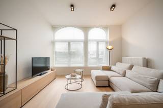 Op wandelafstand van zee en strand verkopen we dit volledig en smaakvol gerenoveerd, instapklaar appartement afgewerkt met kwalitatieve en...
