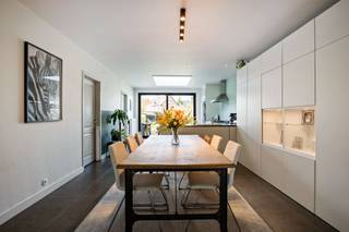 Deze instapklare gezinswoning op de Ploegsebaan in Brasschaat is er eentje waar je je meteen thuis voelt. Een warme sfeer, verrassend veel ruimte...