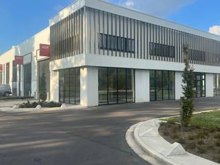 <p>Op zoek naar een instapklare bedrijfsruimte op een toplocatie? In het recente Green Business Park <em>“Woudpark”</em>, gelegen op de industriezone Genk-Noord, bevindt zich deze veelzijdige KMO-unit. De ligging is uitstekend: vlakbij de op- en afritten 30 &amp; 31 van de E314, wat zorgt voor een vlotte bereikbaarheid.</p>
<p>De unit met een zichtlocatie langs de Woudstraat, is energie-efficiënt gebouwd en beschikt over moderne technieken. Op het gelijkvloers komen we binnen in een representatieve showroom/kantoorruimte met grote glaspartijen, wat zorgt voor veel natuurlijk licht en een moderne uitstraling. Op de verdieping is er een modern kantoor en een sanitaire cel met douche. Alle ruimtes hebben een hoge afwerkingsgraad, waaronder maatmeubilair, ledverlichting, gietvloeren en airco's. Verder is er nog een aangrenzend magazijn en zijn er 4 private parkeerplaatsen voor de deur.<br /><br />KENMERKEN GEBOUW:<br />- Oppervlakte: 144m² + 72m² (verdieping)<br />- Constructie: Staalstructuur met geïsoleerde wanden en daken, grote glasgevels<br />- Technieken: warmtepompen met airco's, ledverlichting<br />- Indeling: showroom/kantoor met aangrenzend magazijn en ingerichte kitchenette op het gelijkvloers, kantoor en sanitiare cel met douche op de verdieping<br />- Hoge afwerkingsgraad: maatmeubilair, moderne technieken<br /><br /><span>TROEVEN:<br />- Strategische locatie vlakbij de E314<br />- Flexibele invulling: Combineer magazijn met kantoor, showroom<br />- Visibiliteit: Deze unit langs de Woudstraat geniet van een zichtlocatie <br />- Modern &amp; duurzaam: Energie-efficiënt, kwalitatief gebouwd met strakke architectuur <br /></span>- Parkeergelegenheid: 4 privatieve parkeerplaatsen voor de deur<br />- Verkoop onder BTW-stelsel!<br /><br /><span>Ideaal voor ondernemers die op zoek zijn naar een kwalitatieve werk- of opslagplaats en daarbij belang hechten aan een goede locatie, gebouwen met uitstraling en de juiste prijs/kwaliteit verhouding. </span><br /><br /><span>Meer info: +32 (0)11 39 90 50 of info@jansenrealestate.be</span></p>
<br /><br /><span><br /><br /><br /></span>