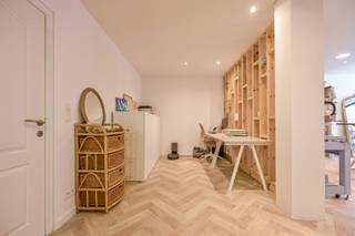 <br />Vooraan bevindt zich een ruime handelsruimte die flexibel kan worden ingericht volgens de noden van jouw activiteit. Denk aan een winkel, kantoor, atelier, studio of creatieve werkruimte. Aansluitend is er een praktische berging, ideaal voor stock, materiaal of extra opslag.<br />Achteraan bevinden zich een ruime keuken, een badkamer met toilet en nog een extra berging. Zo beschik je over alle nodige voorzieningen om hier comfortabel te werken.<br />Een absolute troef is de grote tuin achteraan. Een plek om even buiten te komen, materialen te stockeren of – afhankelijk van de activiteit – extra mogelijkheden te creëren. Net die combinatie van ruimte, functionaliteit en buitenruimte maakt dit pand bijzonder veelzijdig.<br />Het handelspand is beschikbaar vanaf 1 december 2026 en er zijn geen gemeenschappelijke lasten. Bij aanvang van de huurovereenkomst wordt één maand huur vooraf betaald en wordt een huurwaarborg van drie maanden huur gevraagd. De kosten voor de plaatsbeschrijving worden 50/50 verdeeld tussen huurder en verhuurder.<br />