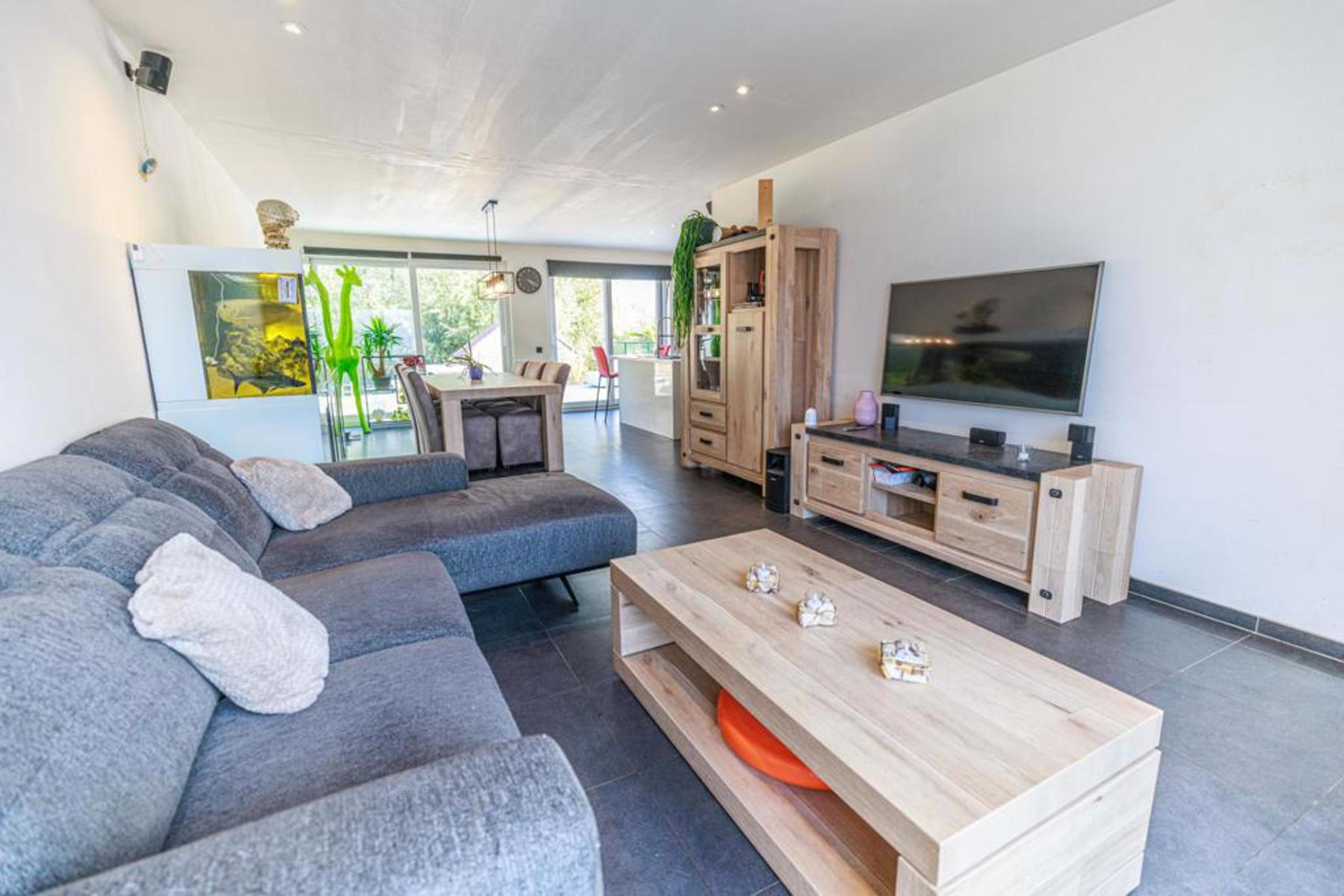 Woning met 3 slaapkamers, garage en een aangelegde tuin - foto 3