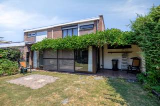 Op zoek naar een charmante woning aan de stadsrand van Tongeren? Deze woning, op wandelafstand van het centrum én dicht bij scholen en winkels, biedt het perfecte evenwicht tussen stadsleven en rust.<br /><br />Deze woning werd gebouwd in 1966 en werd reeds energetisch verbeterd met dakisolatie voor de woning met 12 cm PUR (niet de garage) en muurisolatie. Door ook het dak van de garage te isoleren voldoet u reeds aan de renovatieverplichting.<br /><br />INDELING: <br />x inkomhal met gastentoilet en vestiaire; <br />x gezellige leefruimte met open haard; <br />x ruime ingerichte keuken; <br />x open doorgang naar de brede veranda.<br /><br />Verdieping: <br />x 3 slaapkamers: 3m50 x 3m55, 3m50 x 3m55 en 2m50 x 2m40; <br />x badkamer met bad.<br /><br />x Gedeeltelijk kelder. <br /><br />x Garage met handige sectionaal poort en doorgang naar de veranda. <br /><br />x Mooie tuin met terras, ideale plek om te ontspannen en te genieten van zonnige dagen. <br /><br />INTERESSE? <br />Heb je interesse in deze mooie woning? Aarzel niet en plan snel je bezoek via 012 23 00 23 of mail uw vragen aan roland@immo-leroi.be.