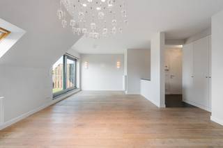 <p>In Ertvelde centrum, op 100m van de wekelijkse markt, lokale winkels en gezellige horecazaken, bevindt zich dit recente Premium-duplexappartement (opgeleverd in 2012). Snelle verbinding ook naar R4 (Ring rond Gent) en E34 (Antwerpen - Knokke).</p><p> </p><p>Dankzij de praktische indeling, kwalitatieve zeer hoogwaardige afwerking en uitstekende EPC A-label vormt dit appartement een ideale opportuniteit voor zowel eigen bewoning als investering.</p><p> </p><p>De inkomhal is centraal gelegen en voorziet toegang tot de lichtrijke leefruimte, deze wordt gekenmerkt door stijlvolle maatwerkkasten en toegang tot het Zuidgerichte terras. Aanpalend bevindt zich de volledig uitgeruste keuken met aansluitend praktische berging, ook voorzien van lavabomeubel.</p><p>Verder beschikt het appartement op dit niveau over een slaapkamer/bureau en gastentoilet.</p><p>Op de verdieping bevinden zich een tweede slaapkamer, de badkamer (bad, douche, lavabo en toilet) alsook een berging die eveneens toegang biedt tot de kruipzolder.</p><p> </p><p>Het appartement beschikt over een ruime ondergrondse autostaanplaats, die mee wordt aangeboden voor € 26.000,00.</p><p>Uiteraard lift in het gebouw aanwezig alsook gemeenschappelijke fietsen-/afvalberging.</p><p></p><p>Indien u aan de voorwaarden voldoet, kan de aankoop mogelijk genieten van het verlaagde verkooprecht van 2% (aankoop enige en eigen woning, natuurlijk persoon,...)</p><p> </p><p><strong>Disclaimer:</strong> De foto's in deze online publiciteit zijn deels bewerkt met behulp van artificiële intelligentie (AI) om de visualisatie van de ruimtes te optimaliseren. Ze dienen uitsluitend ter illustratie en kunnen afwijken van de werkelijke situatie. Tijdens een plaatsbezoek krijg je een correct beeld van het pand.</p><p><br /><strong><u>Een bezichtiging toont echt hoe bijzonder dit pand is!</u></strong></p><p>Contacteer Steffi telefonisch op 0498/50.50.94 of per mail: steffi@vastgoeddevos.be</p>