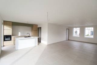 Op wandelafstand van het centrum van Wevelgem vind je deze laatste afgewerkte halfopen nieuwbouwwoning.<br />De woning geniet van een uitstekende ligging met vlotte verbindingen naar de E403 en E17, én bevindt zich dichtbij de dorpskern waar je winkels, openbaar vervoer (trein/bus) en andere voorzieningen terugvindt. <strong>Instapklaar afgewerkt en beschikbaar bij akte! </strong><br /><br /><strong>Lot 03:</strong><br />Gelijkvloers: inkomhal met apart gastentoilet, lichtrijke leefruimte met open keuken en een ruime berging. <br />Verdieping: nachthal, 3 volwaardige slaapkamers, badkamer met ligbad, douche, toilet en dubbel lavabomeubel. <br />Zolder te bereiken via een zolderluik. <br /><br />Enkele troeven op een rij:
<ul>
	<li>Energiezuinig en afgewerkt met oog voor detail;</li>
	<li>5 zonnepanelen;</li>
	<li>Regenwaterput (7.500l) aangesloten op toiletten, wasmachine en buitenkraan;</li>
	<li>Zuidwest gerichte tuin; </li>
	<li>Laminaat inbegrepen in de nachthal en slaapkamers: </li>
	<li>Mogelijkheid tot het plaatsen van een carport.</li>
</ul>
Geïnteresseerd?<br />Neem gerust contact met ons op voor meer info of een bezichtiging ter plaatse.