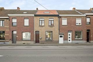 Deze rijwoning is rustig gelegen op wandelafstand van het centrum van Zwevegem, met winkels, scholen en openbaar vervoer vlot bereikbaar.Het...