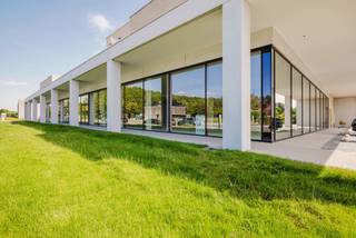 Deze handelsruimte maakt deel uit van het prestigieuze project Gouwy en geniet van een centrale ligging in Sint-Martens-Latem, een gemeente die bekendstaat om haar exclusieve woonkwaliteit. Dankzij deze toplocatie is er maximale visibiliteit en een constante stroom van voorbijgangers.<br /><br />Het handelspand/kantoor wordt casco aangeboden, waardoor de koper volledige vrijheid heeft om de ruimte naar eigen noden en wensen in te richten. Dit maakt het pand uitermate geschikt voor diverse commerciële of professionele doeleinden.<br /><br />De handelsruimte bevindt zich op het gelijkvloers van de residentie. Het ontwerp van Gouwy, gerealiseerd door Bontinck Architecture & Engineering, legt sterk de nadruk op licht en openheid. De grote raampartijen zorgen voor een overvloed aan natuurlijk daglicht, wat het werkcomfort verhoogt en de zichtbaarheid van de ruimte versterkt.<br /><br />Bij het pand horen maar liefst 37 ondergrondse en 8 bovengrondse parkeerplaatsen, een absolute meerwaarde voor zowel medewerkers als klanten.<br /><br />De handelsruimte beschikt over een bruto vloeroppervlakte (BVO) van 1.296,33 m².<br /><br />Voor meer informatie neem contact op met Krista op 0470 70 72 26