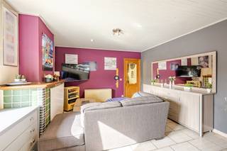 <p>BEZOEKDAG: zaterdag 16/05 (10u - 13u, enkel op afspraak)</p><p>Deze woning is gelegen in een rustige straat te Uitbergen en vormt een interessante opportuniteit voor wie op zoek is naar een betaalbare woning met buitenruimte en renovatiepotentieel.</p><p>Bij het binnenkomen kom je terecht in de inkomhal met aansluitend de woonkamer. Verder is er een keuken met zicht op de koer. Achteraan bevinden zich de badkamer, een apart toilet en een praktische berging.</p><p>Op de eerste verdieping zijn er twee slaapkamers. De zolder biedt extra mogelijkheden (stockage).</p><p>Buiten beschikt de woning over een grote, onderhoudsvriendelijke koer met garage en meerdere parkeerplaatsen.</p><p>Extra troef: boven de garage bevindt zich nog een bijkomende ruimte, bereikbaar via een vaste trap. Deze ruimte biedt interessante mogelijkheden, zoals een hobbyruimte, bureau of extra slaapkamer.</p><p><br />De woning heeft een EPC-label F en dient gerenoveerd te worden, wat de mogelijkheid biedt om ze volledig naar eigen smaak en hedendaagse normen in te richten.</p><p>Gelegen in een rustige straat met een vlotte bereikbaarheid naar omliggende gemeenten en voorzieningen.</p><p>Interesse? Contacteer Nathan van Immo Zone via 0479/93.41.49 of nathan.van.renterghem@immo-zone.be<br />voor een bezoek!</p>
