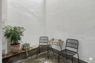 Dit gelijkvloers appartement is gelegen aan de Kortrijksepoortstraat 23, in het hart van Gent. Het pand maakt deel uit van een kleinschalige residentie met slechts drie entiteiten.De indeling is praktisch opgezet met een centrale leefruimte die geniet van natuurlijke lichtinval. Aan de achterzijde van het gebouw bevinden zich de badkamer en de twee slaapkamers, die direct toegang bieden tot het aansluitende terras.Dit appartement ligt nabij de Kouter, met een vlotte verbinding naar de Gentse ring en de snelwegen. In het gebouw is tevens een fietsenstalling aanwezig.Daarnaast is de achtergevel recent aangepakt en volledig in orde gebracht. Door de combinatie van de centrale ligging en de logische indeling is dit pand uitermate geschikt voor zowel eigen bewoning als een vastgoedinvestering in de binnenstad.Bent u op zoek naar een gelijkvloers appartement te koop in het centrum van Gent? Contacteer ons voor een bezoek ter plaatse.