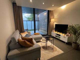 <p><span>Recente, moderne loft op het gelijkvloers met inkomhal, aparte wc, leefruimte met open keuken, 1 slaapkamer met dressing en badkamer met bad. Overal werd vloerverwarming en steentapijt voorzien. Een ingesloten en deels overdekt terras en tuintje zorgen voor plezier in alle seizoenen. Grote fietsenberging en privé-kelder aanwezig. Zeer tof appartement voor een jong startend koppel, alleenstaande of een ouder koppel dat vlakbij de stad, het stadspark en het station wil vertoeven. Interesse? Laat het ons weten! Wij zijn gesloten tussen kerst en nieuw, en bellen jou vanaf 5/1/2026 om een bezoek in te plannen. Zelf bellen voor een bezichtiging (0471/662197) kan ook vanaf 5/1. </span></p><p><span> </span></p>