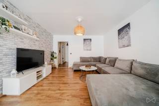 <p>We Invest stelt u voor om dit prachtige appartement te komen ontdekken, ideaal gelegen in Sint-Agatha-Berchem.<br />De wijk is rustig, maar toch dicht bij alle voorzieningen: Delhaize, Intermarché, Okay, het Kattebroekpark, bushaltes, station en een snelle toegang tot de autosnelweg (~1,5 km).</p>
<p>Het appartement is gelegen op de 4e verdieping van een goed beheerde mede-eigendom.<br />Het is als volgt ingedeeld: inkomhal, woonkamer, eetruimte, keuken, berging, goed georiënteerd terras, nachthal, badkamer, wc en twee slaapkamers.</p>
<p>Een kelder en een afgesloten garagebox (+30.000€) vervolledigen dit pand.<br />Uitstekende algemene staat.</p>
<p>EPC: D - CO2: 37 kg/(m².jaar) - 185 [kWhEP/(m².jaar)].<br />Elektrische keuring niet conform.</p>
<p>Huidige huur: 870 EUR + 150 EUR.</p>
<p>Meer info en bezoeken via 023157722 of per e-mail naar maxime.l@weinvest.be</p>