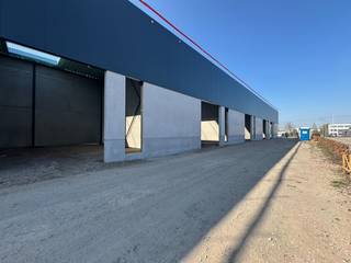 Deze bedrijfsunit wordt casco wind- en waterdicht opgeleverd en wordt voorzien in een staalconstructie.Bruto opp. 144m².OPLEVERING...