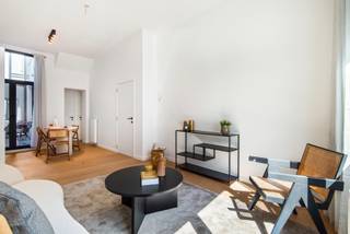 Dit leuk appartement bevindt zich in de Pioenstraat. Een straat waar je alles bij de hand hebt en stiekem niet meer weg wil.Berchem station op...