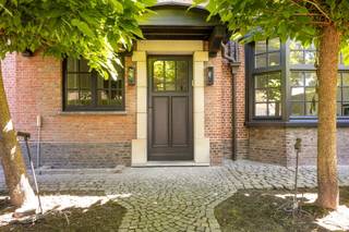 <p><span>WILRIJK - Park Den Brandt</span><span>: Uitzonderlijke koppelvilla in cottagestijl met 6 slaapkamers op 1.007m² met prachtig parkzicht. </span></p><p><span> </span></p><p><span>Deze sublieme koppelvilla is gelegen langsheen de Della Faillelaan en werd gebouwd in 1922 door architecten De Coninck &amp; Potié die van de cottagestijl hun handelsmerk maakten in de jaren '20.</span></p><p><span>Recentelijk onderging de woning nog een gedeeltelijke renovatie. Er ontstond een mooi evenwicht tussen de oorspronkelijke architectuur en een hedendaagse interieurontwerp. </span></p><p><span>Met 6 slaapkamers en een extra bureau op het gelijkvloers zal deze karaktervolle cottage zeker charmeren, vooral op één van de meest gegeerde locaties van Den Brandt.</span></p><p><span> </span></p><p><span>BESCHRIJVING: </span></p><p><span> </span></p><p><span>Gelijkvloers</span><span>: </span></p><p><span>Via de aangelegde voortuin of via de dubbele oprit bereikt men in de inkom met ingemaakte kasten en gastentoilet en stijlvolle traphal. </span></p><p><span>Ruim apart bureau aan de straatzijde.</span></p><p><span>Aangename en zeer lichte leefruimte op parket met kasteelhaard, TV-hoek en formele eetkamer met gashaard. </span></p><p><span>Zeer luxueuze, volledig ingerichte leefkeuken op een terrazzo vloer met dubbel kookeiland,vele ingemaakte kasten en breakfast corner. Aparte wasruimte.</span></p><p><span> </span></p><p><span>Tuin</span><span>:</span></p><p><span>Superbe en zeer zonnige tuin met prachtig uitzicht op het Park Den Brandt. Ruime terrassen en een grote dubbele garage met automatische poort maken de tuin af. </span></p><p><span> </span></p><p><span>1° Verdieping</span><span>:</span></p><p><span>Via de authentieke trap treft men op de 1° verdieping 3 ruime slaapkamers, een badkamer en een douchekamer aan. </span></p><p><span>Op de tussenverdieping is er ook nog een 4° slaapkamer met eigen douchekamer en een via de dienstentrap vindt men nog een 5° slaapkamer met aparte badkamer en apart toilet + berging.</span></p><p><span> </span></p><p><span>2° Verdieping</span><span>:</span></p><p><span>De bovenste verdieping is volledig ingericht als masterbedroom met airco. </span></p><p><span>We vinden er enerzijds een grote slaapkamer terug met tuinzicht, een aanpalende design badkamer en een volledig ingerichte dressing met maatkasten.</span></p><p><span> </span></p><p><span>Kelder</span><span>:</span></p><p><span>Ingericht in verschillende stockageruimtes, technische ruimte met vernieuwde ketel en boiler en mooie wijnkelder.</span></p><p><span> </span></p><p><span>Ontdek deze unieke woning samen op afspraak; unieke opportuniteit !</span></p><p><span> </span></p><p><span>BIJZONDERHEDEN:</span></p><p><span> </span></p><p><span>* AAA-ligging naast het park</span></p><p><span>* Karaktervolle cottagestijl</span></p><p><span>* Hedendaags interieur</span></p><p><span>* Vernieuwde ketel, boiler en overal dubbel glas</span></p><p><span>* Superbe zonnige tuin</span></p><p><span>* Dubbele garage en oprit</span></p><p><span> </span></p><p><span> </span></p>