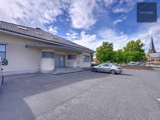 Topligging langs de oude baan Gent-Kortrijk, aan de Kerk van Zulte.Dit commercieel pand was vroeger een ING-bankkantoor, maar leent zich voor alle...