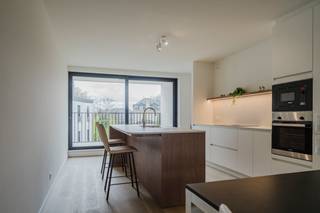 Dit nieuwbouwappartement maakt deel uit van residentie Residentie Sint-Amandus, uitstekend gelegen op de hoek van de Kortrijkstraat en de Harelbeekstraat, vlak bij de markt van Zwevegem. Dankzij deze centrale ligging bevinden bakkerijen, slagerijen, winkels, horecazaken en andere voorzieningen zich op wandelafstand.Indeling:- inkomhal met gastentoilet- woonkamer met open keuken- praktische berging- afzonderlijke bureauhoek- 2 slaapkamers, elk met hun eigen badkamer- badkamer voorzien van inloopdouche, dubbele lavabo en toilet- badkamer voorzien van inloopdouche en lavabomeubel- 2 terrassenTroeven:- gebruik van duurzame materialen- prachtige binnentuin- veel lichtinval door de grote raampartijen- winkels op wandelafstand- mogelijkheid tot aankoop autostaanplaats met elektrisch laadpuntVoor meer informatie, contacteer Valentine op 0493 25 32 62 of valentine.duquesne@dewaele.com