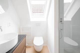 Vous cherchez une chambre étudiante récemment rénovée, idéalement située ? Cette chambre étudiante spacieuse et élégante se trouve au troisième étage d’un immeuble entièrement rénové. En plein cœur du dynamique quartier universitaire d’Anvers, elle offre tout le confort nécessaire pour une vie étudiante agréable et sans souci.<br /><br />Vous êtes à distance de marche des lieux incontournables tels que la Meir, la Groenplaats, et plusieurs campus (Université d’Anvers, Thomas More, KDG, AP Hogeschool, ...). Les arrêts de transports en commun sont également à proximité.<br /><br />La chambre dispose de tout le confort : une salle de bain privative avec douche, toilette et lavabo. Elle est entièrement meublée et comprend une kitchenette avec évier et réfrigérateur.<br /><br />Au rez-de-chaussée, vous trouverez une cuisine moderne entièrement équipée pour cuisiner à plusieurs. Un espace extérieur commun permet de se détendre, ainsi qu’un local à vélos.<br /><br />Saisissez cette opportunité et vivez une expérience étudiante inoubliable au cœur d’Anvers.<br /><br />Loyer : 680 euros/mois <br />Charges générales : 50 euros/mois (gaz, électricité, eau et wifi)<br /><br />Disponible : immédiatement<br /><br />Vous souhaitez en savoir plus ? <br />Contactez LISTED dès aujourd’hui au +32 3 283 51 51.