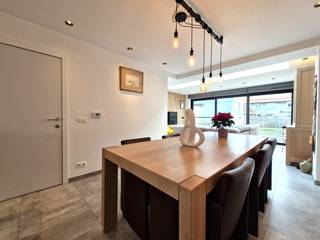 In het centrum van Heist, op wandelafstand van winkels, horeca en openbaar vervoer, bevindt zich deze volledig gerenoveerde en instapklare...