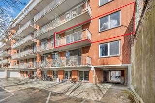 Bent u op zoek naar een ruim en goed gelegen appartement in het centrum van Leuven? Dan is dit instapklare appartement absoluut een bezoek waard.<br /><br />Het appartement is gelegen in een rustige straat met éénrichtingsverkeer, op amper 150 meter van de Diestsestraat en de Bondgenotenlaan. Ook het station van Leuven bevindt zich vlakbij. U woont hier dus op een toplocatie, midden in de stad en toch in alle rust.<br /><br />Binnenin beschikt het appartement over een inkomhal met ingebouwde vestiairekasten, een ruime en lichtrijke leefruimte en een functionele keuken uitgerust met een vaatwasser, oven, keramische kookplaat en dampkap. Verder zijn er twee volwaardige slaapkamers, waarvan één toegang geeft tot een zuidgericht terras. De badkamer is voorzien van een ligbad en een lavabomeubel met spiegel. Daarnaast is er ook een apart gastentoilet aanwezig.<br /><br />In de ondergrondse verdieping beschikt het appartement over een ruime kelder en de mogelijkheid om een private garagebox apart bij te kopen (+35.000 Euro), wat in het centrum van Leuven een grote meerwaarde is.<br /><br />Ook op energetisch vlak scoort dit appartement uitstekend, met een EPC-label B en een gunstige energiescore van 103 kWh/m²/jaar.<br /><br />Indien u dit mooie appartement graag bezoekt dan kan u mij steeds bereiken op 0477/284876 of via  mail vincent@immojanstas.be.<br /><br />Bijkomende info (EPC, bodemattest, elektriciteit,...) kan U hieronder downloaden ↓