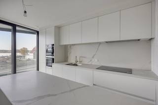 V1R Rivert nieuwbouwappartement ca 96 m² met terrasAlgemene kenmerken:- nieuwbouwproject op toplocatie in Antwerpen- terras met uniek uitzicht op de Schelde en de jachthaven van Linkeroever - vloerverwarming- optie microtopping en maatwerk- verkoop deels onder registratie, deels onder btwIndeling - inkomhal met apart toilet en vestiare - leefruimte met prachtig zicht op de Schelde- open keuken met kookeiland- berging- terras met schuifdraaisysteem- achteraan 2 slaapkamers- badkamer met ligbad, douche en dubbele lavaboMicrotopping “ Less is More”Dit nieuwbouwproject in Antwerpen biedt verschillende extra opties naar afwerking zoals microtopping. Microtopping is een perfecte keuze voor mensen die houden van een naadloos oppervlak, verticaal of horizontaal voor een unieke, elegante en moderne uitstraling. Een eindeloze keuze in kleuren, effecten en afwerking. Even MoreGoplus geeft je nog meer opties in Rivert, namelijk een volledig maatwerk van het totaalinterieur. Dit gaat van een geïntegreerde wand in houtfineer tot scheidingswanden, dressing en deuren. The sky's the limit! Verkoop onder BTW stelsel.Bent u geïnteresseerd in nieuwbouw, een appartement of woning te koop in Antwerpen? Aarzel dan niet om ons te contacteren.Had u graag uw eigen eigendom te koop aangeboden contacteer ons dan voor een vrijblijvende schatting, telefonisch op het nummer 03/206.76.76 of per mail naar antwerpen@dewaele.com. Ook voor alle andere vragen omtrent vastgoed, kopen of verkopen in Antwerpen kan u steeds bij ons terecht!