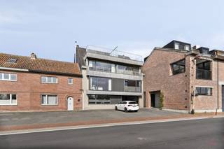 <p><span>Gelijkvloers 2-slaapkamer appartement met handelsruimte in hartje Nevele <br /><br /></span></p><p><span>Dit instapklare gelijkvloers appartement met twee slaapkamers en polyvalente (handels)ruimte laat je rustig wonen én werken, op slechts enkele passen van de markt van Nevele.<br />Naast het woongedeelte beschikt het pand over een </span><span>handelsruimte van 57,58 m²</span><span> met uitstekende zichtbaarheid aan de straatkant ideaal als praktijk, kantoor of winkel.<br /><br /></span></p><p><span>Indeling handelsruimte</span></p><ul><li><span>Handelsruimte (57,58 m²)</span></li><li><span>Toilet</span></li><li><span>Bergruimte<br /><br /></span></li></ul><p><span>Indeling appartement</span></p><ul><li><span>Inkomhal</span></li><li><span>Badkamer</span></li><li><span>Slaapkamer 1</span></li><li><span>Slaapkamer 2</span></li><li><span>Leefruimte met open keuken<br /><br /></span></li></ul><p><span>Troeven</span></p><ul><li><span>Gelijkvloerse ligging</span></li><li><span>Instapklaar en ruim appartement</span></li><li><span>Handels-/praktijkruimte inbegrepen (57,58 m²)</span></li><li><span>Centrale locatie, op wandelafstand van winkels en voorzieningen</span></li><li><span>Slechts 7 km van Deinze</span></li><li><span>Energiezuinig met EPC-label B<br /><br /></span></li></ul><p><span>Praktische info</span></p><ul><li><span>Totale oppervlakte: 138 m²</span></li><li><span>EPC-label: B</span></li><li><span>Stedenbouw: vg, wg, gmo, gvkr, gvv</span></li><li><span>Oppervlakte conform EPC-attest (bruto)</span></li></ul><p><span> </span></p><p><span>Interesse? Contacteer </span><span>Els</span><span> via 0496 10 65 76 of </span><span>els@heritagevastgoed.be</span></p><p><span> </span></p>