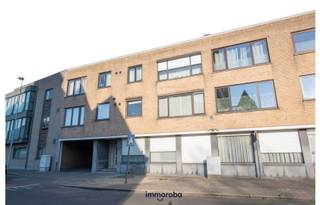 Perfect onderhouden, gezellig appartement in het centrum van Zulte met zicht op het Gaston Martensplein.<br />Praktische indeling: inkom met toilet, lichtrijke living, moderne keuken, vernieuwde badkamer, 2 ruime slaapkamers, terras achteraan, berging in de kelder en garage. <br /><br />Beschikbaar vanaf 1/09/2026.<br />Inclusief garage. <br />Syndickosten: €50/maand.<br /><br />Voor meer info of een bezoekje, mail naar lisa@immoroba.be