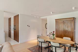 Ruim luxueus afgewerkte gelijkvloers appartement (2019) met tuin en garagebox!Inkomhal met gastentoilet en ingemaakte vestiairekasten. Via...