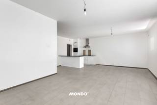 À la recherche d'un appartement dans le centre de Willebroek? <br />Jetez-y un coup d'œil!<br /><br />Quels sont les avantages de cet appartement?<br />Bâtiment récent<br />Rez-de-chaussée = pas d'escaliers<br />Très spacieux (105m2)<br />Terrasse spacieuse<br />Beaucoup de lumière naturelle<br />Situation centrale = tout à proximité<br />2 chambres à coucher<br />Prêt à emménager<br />EPC avantageux (étiquette B)<br /><br />Quelle est la disposition de l'appartement:<br />Hall d'entrée/couloir donnant accès aux 2 chambres à coucher, à la salle de bains et au salon. <br />Dans le salon, vous trouverez une cuisine ouverte équipée de tout le confort, un débarras pratique et des toilettes séparées. <br />Les grandes baies vitrées donnent accès à la terrasse spacieuse. <br /><br />Plus d'informations ou une visite? <br />Contactez Bjorn Marievoet<br />bjorn@mondovastgoed.be<br />0477/60.68.33