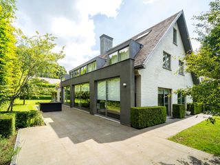 In het hart van de Prins van Oranje, charmante klassieke villa op een perceel van 12 hectare met een bruto vloeroppervlak van 447 m².Het huis komt...