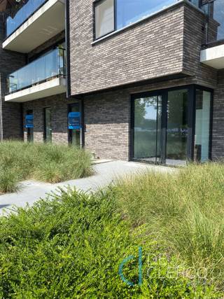 Dit eigentijdse pand is gelegen in het centrum van Lochristi met gratis, ongelimiteerde parkeerplaatsen aanwezig aan het handelspand zelf...