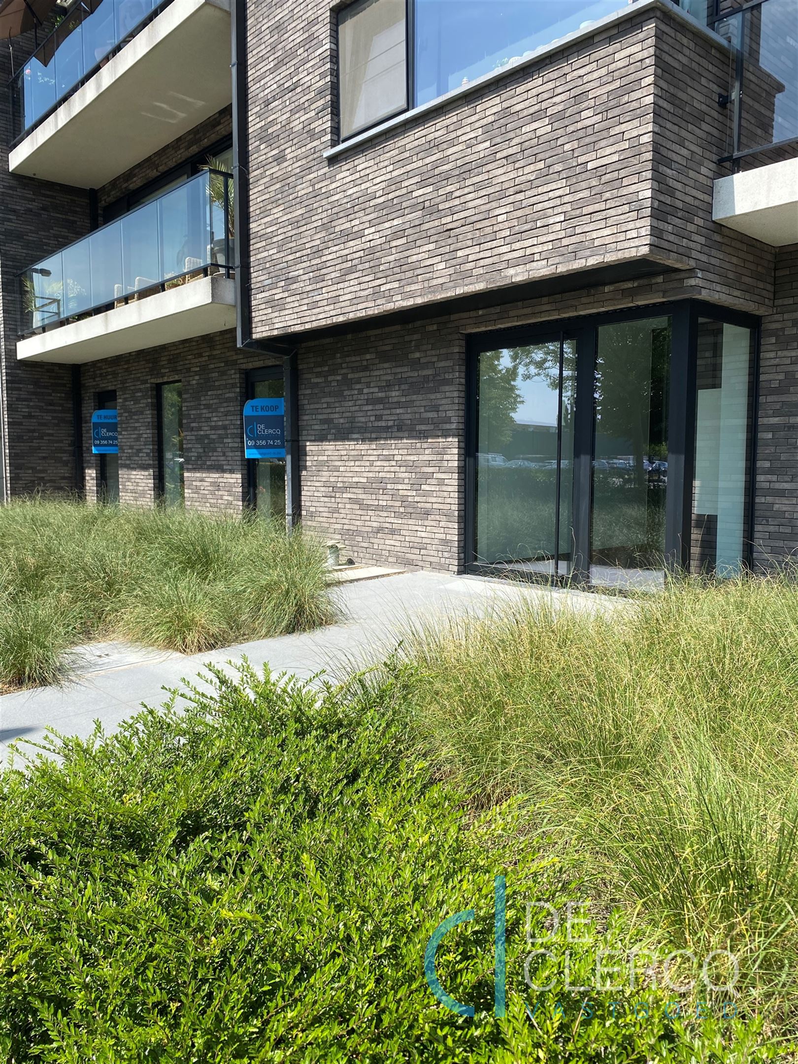 Nieuwbouw handelspand TE KOOP op toplocatie in Lochristi! - foto 1