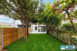 <div>EPC A! Op het einde van een doodlopende straat, op een boogscheut van het centrum, treffen we deze prachtige woning met 4 slaapkamers. Het betreft een recent totaal gerenoveerde woning met mooie tuin. De woning bevindt zich op wandelafstand van verschillende winkels, scholen of recreatiemogelijkheden. Het huis werd doordacht en volledig gerenoveerd met een duidelijke klemtoon op gebruik van mooie materialen. </div><div><br /></div><div>Grootste troeven:</div><div>- Zéér gunstig EPC ‘A’: 54kWh/(m²jaar)</div><div>-Rustige residentiële buurt</div><div>-Tolaalrenovatie: 1ste ingebruikname, alles nieuw.</div><div>-Volledig nieuw dak</div><div>-Noordoost gerichte tuin</div><div>-Zonnepanelen</div><div>-Vloerverwarming</div><div>-Oprit + laadpaal</div><div><br /></div><div>Indeling:</div><div>-GLVL: Inkomhal met gastentoilet, alsook doorgang naar een handige berging (5m²). De ruime en lichte leefruimte op knappe vloer die naadloos doorvloeit in de open keuken met keukeneiland, volledig uitgerust. Langs het schuifraam is er toegang naar het terrasgedeelte gevolgd door de ruime en gezellige noordoost gerichte tuin (80m²). Verder is er nog een handige berging met technieken.</div><div>-V1: Hier bevinden zich 2 ruime slaapkamers (17m² & 16m²) alsook de ingerichte badkamer (7m²) met inloopdouche en een apart toilet.</div><div>-V2: Tot slot treffen we de laatste 2 slaapkamers waaronder een grote (19m²) en een van 10m². ook op dit verdiep is er een apart toilet.</div><div><br /></div><div>Voor meer informatie kan u terecht bij Area Partners. INFO@area.be of 03/284.60.60</div><div><br /></div>