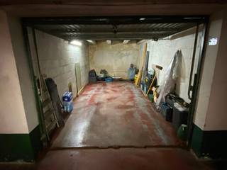 immo DAVID stelt voor: gesloten garagebox van 23 m²<br />Bent u het ook beu om steeds te moeten zoeken naar een parkeerplaats of een bewonerskaart te betalen? Investeer in uw eigen gesloten garagebox: een praktische oplossing voor uw comfort of een slimme (eerste) vastgoedinvestering.<br />De garagebox (n°12) is bereikbaar via een gemeenschappelijke doorgang en beschikt over een manuele poort. Elektriciteit is aanwezig.<br />De ligging is zeer gunstig: nabij de paviljoenen van Breughelpark, de Ring van Brussel, scholen, winkels en openbaar vervoer.<br />Aarzel niet om contact met ons op te nemen voor meer informatie of een bezichtiging.