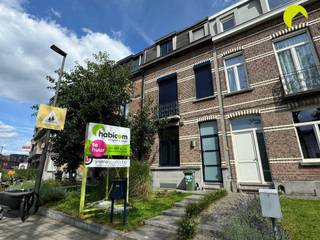 <p><span>Entre les centres commerciaux d'Edegem et de Mortsel se trouve cette spacieuse maison de ville rénovée avec 4 chambres à coucher.</span><span> </span></p><p><span>Les transports publics, les écoles et les magasins sont accessibles à pied. </span></p><p><span> </span></p><p><span>Aménagement</span></p><p><span>Nous entrons par le jardin avant dans le hall d'entrée spacieux qui donne accès à l'espace de vie. L'espace de vie parqueté est doté d'un agréable poêle à bois. </span></p><p><span>Une cuisine ouverte avec un îlot coulissant est une extension de l'espace de vie et est équipée de placards et d'appareils électroménagers. </span></p><p><span> </span></p><p><span>À l'arrière, le jardin ensoleillé orienté à l'est est équipé d'un abri de jardin. </span></p><p><span> </span></p><p><span>La salle de bains se trouve à l'étage. La salle de bains comprend une baignoire, une douche à l'italienne et deux lavabos. La machine à laver et le sèche-linge peuvent être rangés dans un placard intégré. </span></p><p><span>Au premier étage se trouvent deux chambres spacieuses. </span></p><p><span> </span></p><p><span>Un étage plus haut se trouvent les troisième et quatrième chambres. Celles-ci sont reliées par une deuxième salle de bains avec lavabo et toilettes.</span></p><p><span> </span></p><p><span>Une cave sèche passe sous toute la maison. </span></p><p><span> </span></p><p><span>Points forts</span></p><p><span>- Situation TOP</span></p><p><span>- proche des écoles, des commerces et des transports en commun</span></p><p><span>- jardin ensoleillé</span></p><p><span> </span></p><p><span>Informations utiles</span></p><p><span>- Disponible à partir du 1/11/2021</span></p><p>-<span> EPC 177</span><span>kWh/m2an</span></p><p><span>- Description de l'emplacement 245</span></p><p><span>- 3 mois de caution</span></p><p><span> </span></p><p><span>Pour une visite des lieux, veuillez</span> envoyer un courriel à<span> info@habicom.be. Pour plus d'informations, visitez www.habicom.be </span></p><p><span>Plus d'infos sur Mortsel ? Visitez <span>www.woneninmortsel.be</span></span></p><p><span> </span></p><p><span> </span></p>