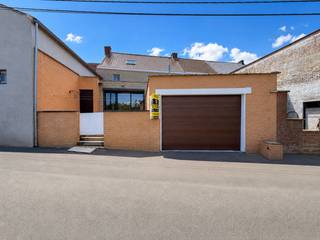 INSTAPKLARE GEZINSWONING met 5 SLAAPKAMERS, RUIM WOONVOLUME en PRACHTIG OPEN ZICHT op een HOGER GELEGEN LOCATIE aan de stadsrand van Ronse. De woning biedt ca. 170 M² WOONRUIMTE, exclusief GARAGE van ca. 25 m², en geniet van een GROENE OMGEVING met VLOTTE BEREIKBAARHEID naar centrum, voorzieningen en invalswegen. De indeling omvat een gezellige woonkamer, ingerichte keuken, berging en veranda. Op de eerste verdieping bevinden zich 3 SLAAPKAMERS en een badkamer, terwijl de zolderverdieping nog 2 EXTRA SLAAPKAMERS biedt. Extra troeven zijn HR-BEGLAZING, een VERNIEUWD DAK (2008) en 18 ZONNEPANELEN. Buiten geniet u van een AANGENAAM TERRAS MET GROEN ZICHT en een GARAGE, bereikbaar via de parallelweg achteraan. Een RUIME en INSTAPKLARE GEZINSWONING op een aantrekkelijke ligging in Ronse.<br /><br />Adres: Elzeelsesteenweg 488 te Ronse<br /><br />G-score en P-score C, Geen renovatieverplichting van toepassing, Bestuursmaatregelen in het maatregelenregister: Neen; Vrij bij akte