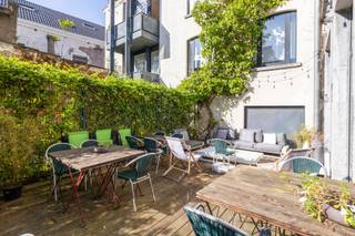 <p>Ideaal gelegen in het historische centrum van Brussel, dicht bij het Jacques Brelplein, op het gelijkvloerse van een gebouw met karakter, bieden we u deze uitzonderlijke loft van 172 m² + terras. Het biedt een inkomhal met bureau, twee slaapkamers (25 m² en 13 m²), een badkamer en een doucheruimte, een apart toilet, een eetkamer, een volledig uitgeruste Bulthaup-keuken, een grote lichtrijke woonkamer en een prachtig terras (44 m²) op het westen. Kelder. EPC D. Dubbele garagebox: 50.000 €. Dit appartement zal u bekoren door zijn prachtige ligging, de kwaliteit van de materialen, de lichtrijke woonkamer en het uitzonderlijke terras. Een bezoek is een must!</p>