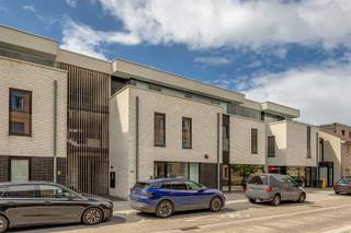 <p><span>Comfortabel wonen in hartje Keerbergen? Dat kan in dit eigentijdse appartement op een toplocatie! </span></p><p><span> </span></p><p><span>Bij binnenkomst valt meteen het heldere en open interieur op, dat een aangenaam gevoel van ruimte creëert. De leefruimte wordt overspoeld met natuurlijk licht dankzij de grote raampartijen en staat in directe verbinding met het ruime terras. </span></p><p><span> </span></p><p><span>De open keuken is volledig uitgerust met moderne inbouwtoestellen en praktische werkoppervlakken, ideaal voor wie graag kookt. </span></p><p><span> </span></p><p><span>Het appartement beschikt over twee comfortabele slaapkamers, waarvan één met praktische inbouwkast. De stijlvolle badkamer is afgewerkt met kwaliteitsvolle materialen en voorzien van een ruime inloopdouche. </span></p><p><span> </span></p><p><span>Een absolute troef van dit appartement is het indrukwekkende terras. Deze buitenruimte vormt een naadloze verlenging van de leefruimte en biedt alle mogelijkheden om te ontspannen, gezellig te tafelen of te genieten van een zonnige dag. </span></p><p><span> </span></p><p><span>Ook het gebouw zelf straalt kwaliteit uit. De hedendaagse architectuur, gekenmerkt door strakke lijnen en verzorgd metselwerk, geeft het geheel een tijdloze uitstraling. Bovendien bevindt het appartement zich op een uitstekende locatie, op wandelafstand van winkels, horeca en andere voorzieningen, met een vlotte bereikbaarheid naar omliggende gemeenten. </span></p><p><span> </span></p><p><span>De ondergrondse parking en private kelderberging maken het geheel compleet! </span></p><p><span> </span></p><p><span>Dit appartement is de ideale keuze voor starters, jonge professionals, koppels of iedereen die op zoek is naar modern, comfortabel en stijlvol wonen in het centrum van Keerbergen. Ook voor investeerders is dit een uitstekende opportuniteit! </span></p><p><span> </span></p><p><span>Interesse? Contacteer ons dan via 0479/01.01.01!</span></p>