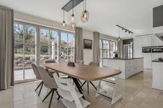 Nichée sur un magnifique terrain ensoleillé de près de 20 ares, cette villa de standing allie confort, style et qualité.Derrière sa façade de charme...