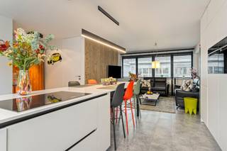 Bent u op zoek naar een ruime, instapklare woning met veel licht, comfort én de mogelijkheid om wonen en werken te combineren? Deze karaktervolle eigendom in het bruisende hart van Ingelmunster biedt u een uitzonderlijke combinatie van een hoogwaardige woonst en een praktisch ingerichte handelsruimte. Gelegen in de Oostrozebekestraat geniet u bovendien van een uitstekende bereikbaarheid en een centrale ligging.<br /><br /><br />Indeling van de woning: <br />- lichtrijke en ruime leefruimtes<br />- moderne keuken, afgewerkt met hoogwaardige toestellen en een wijnfrigo<br />- 3 volwaardige slaapkamers<br />- aparte bureauruimte<br />- zolderruimte met extra mogelijkheden<br />- ruim terras<br /><br />De handelsruimte: een extra troef<br />- ca. 112 m² bruikbare vloeroppervlakte<br />- momenteel ingericht als dagbladhandel en broodjeszaak<br />- apart sanitair<br />- bureauruimte<br />- koelvoorzieningen<br /><br />Extra kenmerken: <br />- zonnepanelen en een zeer gunstig EPC<br />- vloerverwarming en airconditioning (lucht/lucht verwarming)<br />- commercieel gunstige ligging in Ingelmunster<br /><br />De handelsruimte biedt tal van mogelijkheden voor wie een eigen zaak wil uitbaten, een kantoor nodig heeft of wonen en werken op één locatie wil combineren. De overname van het handelsfonds van de huidige dagbladhandel en broodjeszaak is bespreekbaar.<br /><br />Bent u op zoek naar een ruime woning met als extra troef een ruime handelsruimte in het centrum van Ingelmunster? Aarzel dan niet om ons te contacteren.
