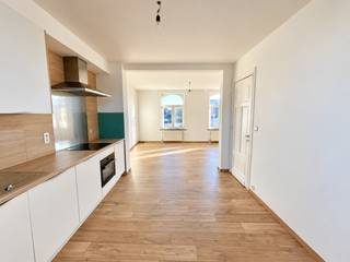 Dit gezellige appartement is gelegen op wandelafstand van winkels/warenhuizen, scholen, openbaar vervoer/verbindingswegen en nabij het stadscentrum van Aalst. Indeling: - gelijkvloers: gemeenschappelijke inkomhal - tussenverdieping met berging - eerste verdieping: inkomhal, lichtrijke leefruimte met open keuken (voorzien van een enkele spoelbak, keramische kookplaat, dampkap en oven) - tweede verdieping: nachthal, aparte toilet, badkamer (met enkele lavabo, ligbad met douchefaciliteit en aansluiting voor wasmachine/droogkast), één ruime slaapkamer en een tweede kamer dewelke kan dienst doen als bureauruimte, berging of dressing. Het appartement is onmiddellijk beschikbaar! Geen gemeenschappelijke lasten! Indien u graag een bezoek wenst, aarzel niet ons te contacteren op affligem@immoaccenta.be