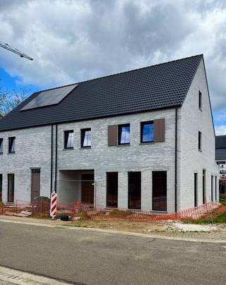 Zoveel meer dan wonen doe je in het Klaphof van Zonhoven. Hier vind je het gemak van een gezellig centrum op enkele minuten wandelen en de puurheid van de natuur op een boogscheut van je woning. Het Klaphof in Zonhoven is een nieuwe woonomgeving ideaal gelegen in de nabijheid van de E314 vlakbij Hasselt of Genk. Alle percelen zijn ruim om zowel een aangename woning als tuin te voorzien. Deze eigentijdse halfopen bebouwing met zonnepanelen en BEN-certificaat is te koop. Het is een goed gelegen 3-slaapkamer woning met heel wat ruimte en wooncomfort. Deze woning spreekt zowel jonge koppels, gezinnen, nieuw samengestelde gezinnen en medioren aan. Deze woning wordt volledig sleutel-op-de-deur gebouwd, met materialen die jij samen met onze binnenhuisarchitect kan kiezen.<br /><br />Indeling:
<ul>
<li>Gelijkvloers: garage, tuinberging, inkom, wc, leefruimte, eetkamer met open keuken en berging</li>
<li>Eerste verdieping: 3 slaapkamers, dressing, technische berging en een badkamer</li>
<li>Zolder: afwerking nog niet voorzien.</li>
</ul>
De troeven:
<ul>
<li>Perceel van 3a 14ca.</li>
<li>Inclusief zonnepanelen </li>
<li>Prijs: 552.687,00 € inclusief kosten; (Inbegrepen kosten zijn: notariskosten, grond, registratie rechten, architect, EPB, veiligheidscoördinator, BTW).</li>
<li>Bouwen op maat met Splendid</li>
</ul>
ℹ️ Wens je meer informatie of een afspraak? Bel ons dan nu op het nummer 011 45 82 30<br />💻 Meer projecten? Surf naar www.splendid.be. Samen maken we jouw woondroom waar.