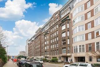 Bekijk reeds de videotour, het grondplan, het gunstige EPC B, de conforme elektriciteitskeuring en het blanco asbestattest via de Wellimmo-website ('Documenten')<br /><br />Op een absolute toplocatie, pal aan PAKT en ’t Groen Kwartier, treffen we dit uitzonderlijk stijlvolle en hoogwaardig gerenoveerd appartement (VIMMO). Deze gegeerde buurt combineert de dynamiek van de stad met de rust van een groen woonerf, waar onder meer Hotel August gevestigd is. Tal van supermarkten, buurtwinkels, restaurants, hippe koffiebars en openbaar vervoer bevinden zich op wandelafstand.<br />Het iconische appartementsgebouw “Vulcan”, ontworpen door architect Alfons Francken en opgetrokken in 1923, geldt als één van de mooiste art-decogebouwen van Antwerpen. Met dit ontwerp verwierf Francken nationale en internationale erkenning en groeide hij uit tot een toonaangevende vertegenwoordiger van de Antwerpse avant-garde. Het gebouw ademt nog steeds dezelfde grandeur dankzij de authentieke inkomhal, de karaktervolle Parijse lift en de vele originele architecturale details.<br /><br />Het appartement bevindt zich op de derde verdieping en werd met bijzonder veel oog voor detail totaal gerenoveerd, waarbij de authentieke elementen zorgvuldig werden bewaard en harmonieus gecombineerd met hedendaags maatwerk en hoogwaardige materialen.<br />De royale leefruimte op prachtig visgraatparket geniet van een rijke lichtinval en vormt samen met de aangrenzende ruimtes een bijzonder aangename woonomgeving. Momenteel beschikt het appartement over twee volwaardige slaapkamers van respectievelijk ca. 18 m² en 14 m². Wie een nog ruimere leefruimte wenst, kan de grootste slaapkamer aan de straatzijde eenvoudig opnieuw bij de woonkamer betrekken, zoals de indeling zich daar perfect toe leent.<br /><br />Verder beschikt het appartement over een prachtige volledig ingerichte maatwerkkeuken, een stijlvolle badkamer met inloopdouche en wastafelmeubel, een apart toilet en een heerlijk terras van 5 m² waar het aangenaam vertoeven is.<br />Een absolute meerwaarde zijn de twee inbegrepen privatieve kelderbergingen én de gelijkvloerse polyvalente ruimte van 10m² (voormalige meidenkamer), momenteel ingericht als praktische wasplaats, maar perfect geschikt als home gym, thuiskantoor of extra berging.<br />Tot slot kunnen de bewoners genieten van de schitterend aangelegde gemeenschappelijke tuin, een rustige groene oase midden in de stad. Fietsenberging eveneens beschikbaar.<br /><br />Specificaties:<br /><br />Absolute toplocatie aan PAKT en ’t Groen Kwartier<br />Volledig gerenoveerd met behoud van authentieke art-deco-elementen<br />110 m² bewoonbare oppervlakte (incl gelijkvloerse berging/wasplaats 10m²)) + 5m² terras + 2 privatieve kelderbergingen (5m² en 3m²)<br />Energiezuinig (EPC B - 136 kWh/m²/jaar) - Conforme elektriciteitskeuring en asbestveilig gekeurd<br />Laag KI (649€)<br /><br />Voor meer info: 03/225.00.68 of surf naar www.wellimmo.net