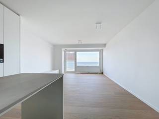 Cet appartement situé au huitième étage (type traversant) a été entièrement rénové avec des matériaux de haute qualité et des placards intégrés...