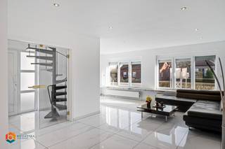 Op een uitstekende locatie te Putte bevindt zich deze recent gerenoveerde woning met 3 slaapkamers, vrij in te richten zolder en tuin. U geniet hier zowel van een ideale ligging vlakbij Putte met winkels, eet-en drankgelegenheden, scholen en het openbaar vervoer, alsook van een uitstekende bereikbaarheid, vlakbij belangrijke invalswegen.<br /><br />We betreden deze instapklare woning via de inkomhal. De ruime leefruimte geniet van veel lichtinval door de vele raampartijen en kunt u inrichten met een gezellige zithoek en aparte eetplaats. Hier is de open keuken mooi geïntegreerd in het geheel en voorzien van de voornaamste toestellen. Achteraan de woning beschikt u verder nog over een ruime tweede woonkamer met zicht op de tuin, een praktische berging en een apart toilet. De nachthal op de eerste verdieping geeft ons toegang tot 3 slaapkamers en de badkamer, uitgerust met een lavabo, inloopdouche en toilet. In de zeer ruime tuin met aangelegd terras en goede oriëntatie kunt u steeds in alle rust en privacy genieten van het mooie weer. Tot slot beschikt de woning nog over een afgewerkte zolder die naar eigen wens ingericht kan worden en voldoende parkeermogelijkheden op de oprit. <br /><br />Het gunstige E-peil, de conforme elektrische keuring en het feit dat de woning asbestveilig is maken deze woning tot een instapklare woning waar u zonder zorgen intrek in kan nemen! <br /><br />Dit is een uitstekende opportuniteit als u op zoek bent naar een instapklare woning met 3 slaapkamers te Putte. Contacteer ons voor meer informatie op 0479/47.09.61 of neem een kijkje op www.boonstravastgoed.be . <br /><br />Bijzonderheden:<br />- Instapklaar<br />- 3 slaapkamers<br />- Uitstekende locatie