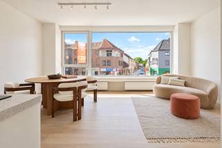 <strong>In hetzelfde gebouw bieden we nog verschillende andere types van appartementen aan, voor meer info of een bezoek bel Philip 0475757251 <br /><br />Gerenoveerd lichtrijk 2-slaapkamerappartement </strong>op toplocatie – instapklaar en uitstekend bereikbaar.<br />Dit charmante appartement bevindt zich op een centrale ligging in Gent, op fietsafstand van het bruisende stadscentrum en op wandelafstand van het prachtige natuurgebied Bourgoyen-Ossemeersen. Winkels, openbaar vervoer en belangrijke invalswegen zijn vlakbij, waardoor je geniet van een ideale combinatie van rust, bereikbaarheid en stedelijk comfort.<br />Het appartement ligt op het eerste verdiep en beschikt over een lichtrijke leefruimte met ruime open keuken, twee volwaardige slaapkamers, een stijlvolle badkamer met douche en toilet en een ruim terras. <br /><br /><strong>Recente vernieuwingen (2026):</strong><br />- Voorgevel geïsoleerd, dak geïsoleerd<br />- Raam en schrijnwerk aan de voorgevel vervangen <br />- Nieuwe collectieve gas-condensatieketel met thermostaat (2026)<br />- Keuken, badkamer, vloeren, herpleisteren muren en plafonds, nieuwe elektriciteit,...<br />- Nieuwe leidingen<br />- Totale renovatie met duurzame materialen! <br /><br /><strong>Uitstekende bereikbaarheid</strong><br />- Busverbinding in de straat<br />- ±10 minuten fietsen naar Gent-Sint-Pieters station<br />- ±10 minuten fietsen naar de Kouter<br />- ±10 minuten wandelen naar Bourgoyen-Ossemeersen, natuur om de hoek<br /><span>- </span>±<span>10 min. fietsen: Cultuur, shoppen, Gent-Sint-Pieters én alle hogescholen/uniefs.<br />- </span><span>Stadsmens? Wandel in 35 min. naar het Gravensteen of de Graslei.</span><br /><span>- Sport & Ontspanning: Zin in een ochtendduik? Het Stedelijk Zwembad Rooigem ligt op een steenworp afstand!</span><br />- <span>Topverbinding: Ideale aansluiting op de E40/E17</span><br /><br /><strong>Extra troeven</strong><br /><span>- Gelegen op de eerste verdieping met een ruim terras </span><br />- Volledig instapklaar, heel mooi gerenoveerd!<br />- Energiezuinig<br />- Onderhoudsvriendelijk<br />- Individuele meters per verdieping<br /><span>- Lage kosten: Kleine mede-eigendom zonder syndicus!</span><br /><br />Dit appartement is ideaal als comfortabele woonst vlakbij Gent centrum.<br /><br />OPTIONEEL: Inpandige garagebox te koop 40.0000 euro. (GEEN aankoopverplichting)<br /><br />EPC 120 kWh/(m<sup>2</sup>jaar), energielabel B<br />Asbestveilig: 0 asbestmaterialen<br />Elektrische keuring CONFORM algemeen reglement elektrische intallaties<br />Het perceel te Gent, afdeling 16, sectie K met perceelnummer 0727/00L006 bevindt zich niet in een risicozone voor overstromingen.<br />Stedenbouwkundige inlichtingen in aanvraag, 21/09/2026<br /><br /><strong>Voor meer info of een bezoek bel Philip 0475757251 </strong><br />