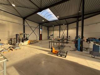 Gloednieuwe KMO-unit met een totale oppervlakte van 367 m² te huur. Fantastisch gelegen op amper 2 km van de R4 met een vlotte verbinding naar...