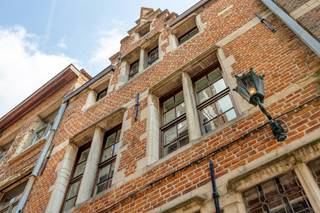 <p><span>In een gezellig, autoluw middeleeuws straatje in het historische centrum van Antwerpen bevindt zich deze karaktervolle woning, waarvan de oorsprong teruggaat tot </span><strong><span>ca. 1700</span></strong><span>. De Stoelstraat ligt op wandelafstand van de Grote Markt, de Onze-Lieve-Vrouwekathedraal, de Groenplaats en tal van restaurants, cafés, winkels en culturele trekpleisters. Een bijzonder centrale locatie, midden in het historische stadsleven en toch verscholen in een rustige straat.</span></p>
<p><span>De voorgevel en bedaking zijn sinds 1976 beschermd als monument en geven het pand zijn authentieke uitstraling.</span></p>
<p><span>De woning is momenteel ingericht als B&amp;B, maar is eveneens geschikt voor eigen bewoning of andere invullingen zoals horeca of een galerij.</span></p>
<p><span>Via de inkomhal op parket bereikt u de L-vormige woonkamer (28m²), eveneens op parket. Verder bevinden zich op het gelijkvloers een eenvoudige keuken, berging en gastentoilet.</span></p>
<p><span>De eerste verdieping omvat het mastergedeelte (26m²) met ruimte voor een dressing en een eigen douchekamer met toilet en lavabo. </span></p>
<p><span>Op de tweede verdieping bevinden zich een slaapkamer (19m²) met ingemaakte kast en een tweede badkamer met douchecabine, toilet, lavabo en aansluitingen voor wasmachine. <br /><br />De zolderverdieping biedt een derde slaapkamer (24m²) met ingemaakte kast en mezzanine (7m²).</span></p>
<p><span>Het pand is volledig onderkelderd en beschikt over een authentieke gewelfde kelder van ca. 36 m².</span></p>
<p><span>Centrale verwarming op gas. De buitenmuren werden langs de binnenzijde geïsoleerd. <br />EPC-label E. Omwille van het beschermde statuut is het pand vrijgesteld van de renovatieverplichting. Voor bepaalde restauratie- en erfgoedwerken kunnen bovendien, onder de geldende voorwaarden, erfgoedpremies mogelijk zijn.</span></p>
<p><span>Een bijzonder pand uit 1700 waar geschiedenis, karakter en veelzijdige mogelijkheden samenkomen op een unieke locatie in het hart van Antwerpen.<br /><br /></span>Stedenbouwkundige inlichtingen in aanvraag.</p>