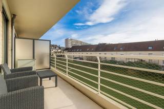 EVERE, gelegen in een recent gebouw, mooi appartement van ± 111m² met terras van ± 8m². Het bestaat uit een inkomhal, ruime woonkamer van ±...