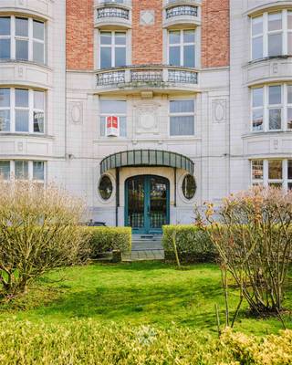 <p><span>Spacious apartment to be renovated in a stately mansion, with high ceilings, lots of light and views of Citadel Park.</span></p><p><span><br />The apartment is located in a classic apartment building on the 3rd floor with authentic common parts and elevator.<br />On the inside, the layout consists of several spacious living and bedrooms with continuous rooms, high ceilings and large windows.<br />The living spaces are connected via arched passageways.<br />The kitchen is individually furnished and equipped with fixed cabinets.<br />The bathroom features a bathtub, double sink and separate plumbing fixtures.<br />A long night hall connects the various spaces.</span></p><p><span>Advantages</span></p><ul><li><span>Very high ceilings and generous volumes</span></li><li><span>Large windows with lots of natural light</span></li><li><span>Authentic elements: herringbone parquet, moulures, fireplaces</span></li><li><span>Archways</span></li><li><span>Stately entrance hall and communal areas</span></li><li><span>Authentic elevator in the building</span></li><li><span>View of Citadel Park and the pond</span></li><li><span>Central but green environment</span></li></ul><p><span>Technical features</span></p><ul><li><span>Classic apartment building</span></li><li><span>EPC - B</span></li><li><span>Radiators visible in the rooms</span></li><li><span>Wooden interior carpentry</span></li></ul><p><span>Location &amp; accessibility<br />Located</span><span> on the Citadel Park with pond and walking and cycling paths, in an urban context with easy connections, public transport in the vicinity and good accessibility towards the center and approach roads.</span></p>